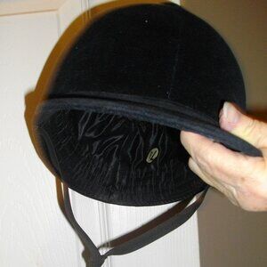womens/juniors black velvet riding helmet. New. Size 7.